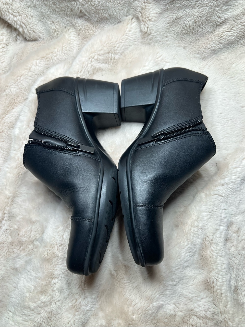 Clarks Black Bootie Womens size 7.5 - Picture 3 of 8